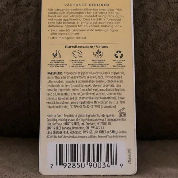 Nourishing Eyeliner Soft Black by Burt’s Bees - Picture 12 of 16